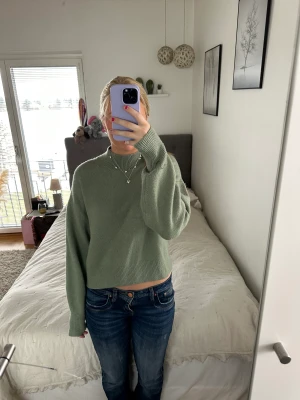 Stickad tröja  - Säljer denna fina stickade tröja från &Otherstories i en så härlig grön färg. Knappt använd. Storlek S. Kan tänka mig att gå ner i pris vid snabbaffär. Kan mötas upp i Stockholm. Hör av er vid frågor.