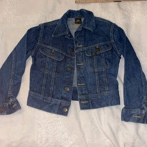 Jeansjacka Lee - Jeansjacka vintage size 10y (känns dock liten i storleken). Bra skick