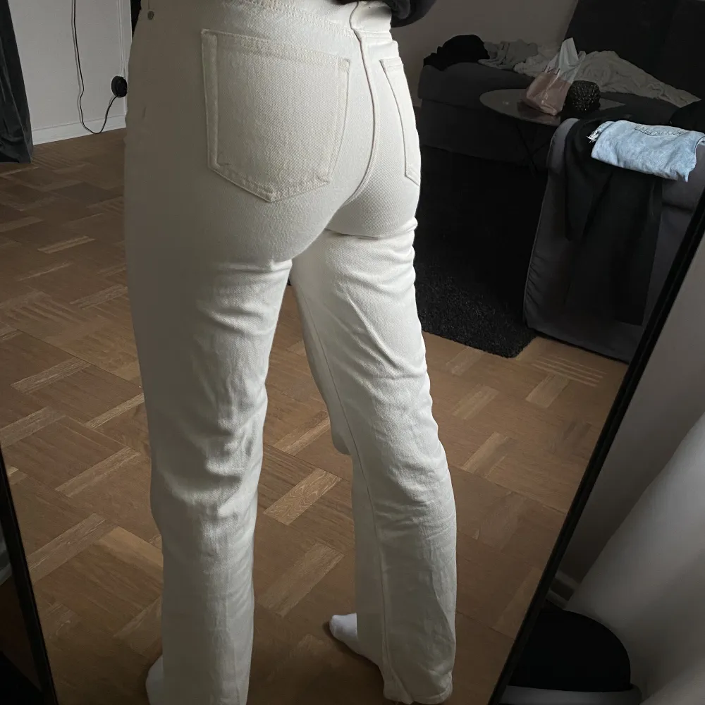 vita/offwhite jeans från bikbok, i storlek 27. i bra skick❤️. Jeans & Byxor.