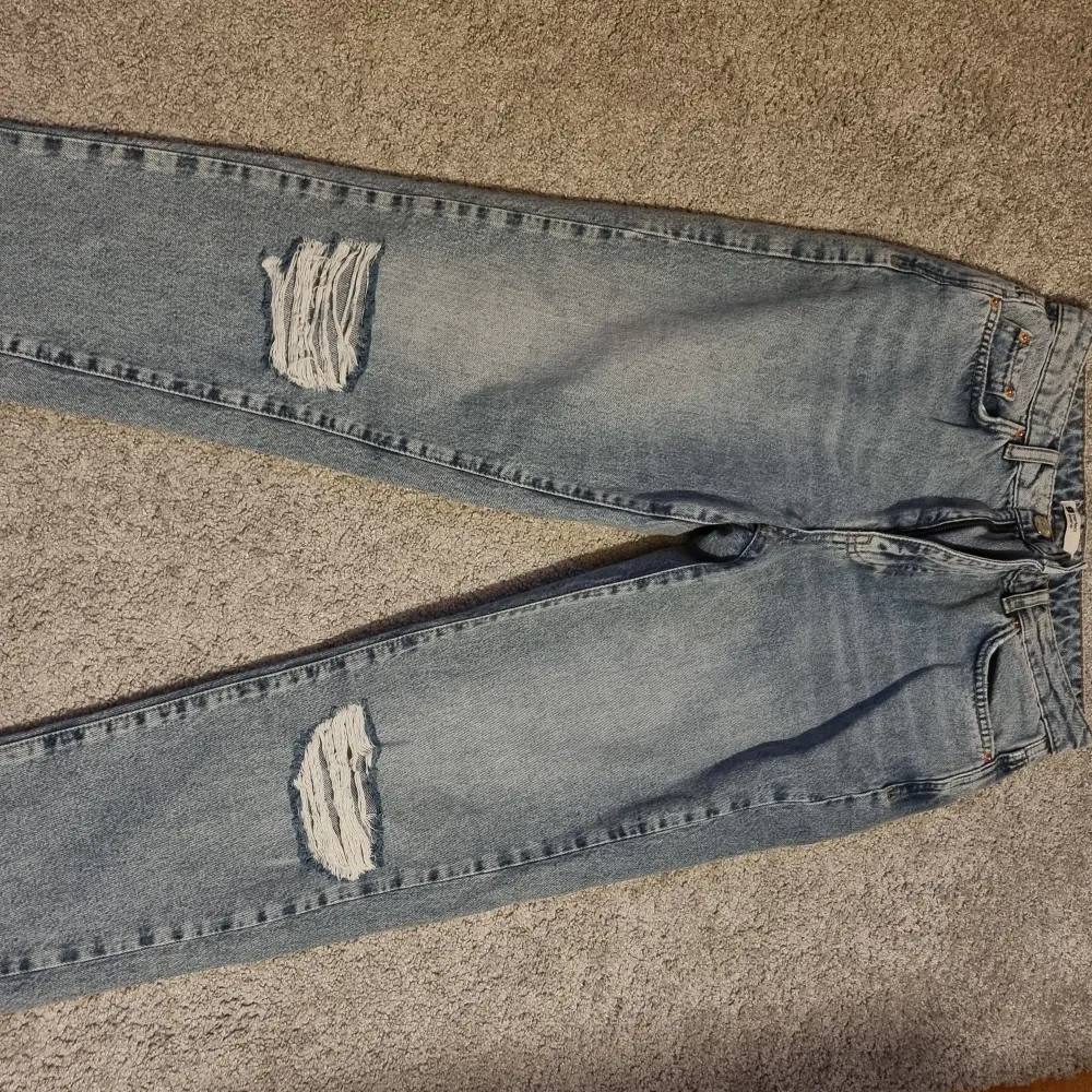 Helt nya jeans från Gina tricot med hål på knäna. Strl. 36. Jeans & Byxor.