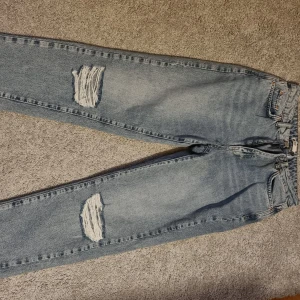 Jeans, 36 - Helt nya jeans från Gina tricot med hål på knäna. Strl. 36