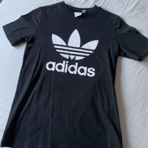 Adidas tröja som är i ett bra skick, storlek S och säljer för 150 kronor + frakt 🤍