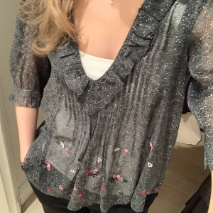 Zadig & Voltaire blus - ”Tiny cannetille blouse” från Zadig & Voltaire. Använd ett fåtal gånger och passar de flesta storlekar. Nypris: ca 1900kr