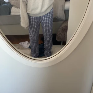 Rutiga Pyjamas byxor  - Ett par blå, rutiga pyjamas byxor 💙