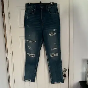 Croppade jeans med hål från H&M. Aldrig använda. Strl 40