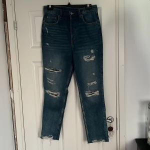 Croppade jeans - Croppade jeans med hål från H&M. Aldrig använda. Strl 40