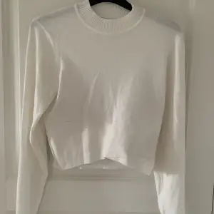 Jättesnygg vit croppad tröja från New yorker! Storlek s och aldrig använd! Frakt tillkommer