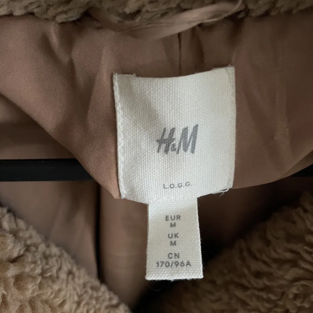 Beige teddy rock från H&M i storlek medium. Takit.