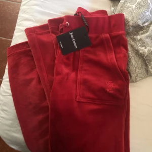 Juicy couture - Säljer mina röda juicy couture byxor med prislapp kvar. Säljer dem då de inte kommer till användning. Prislapp kvar och endast testade. TRYCK INTE PÅ KÖP NU. (Köparen står för frakt) 💓