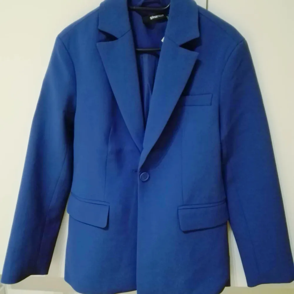 New dark blue blazer, never worn A little broad on the shoulders  Original price 699 SEK. Kostymer.