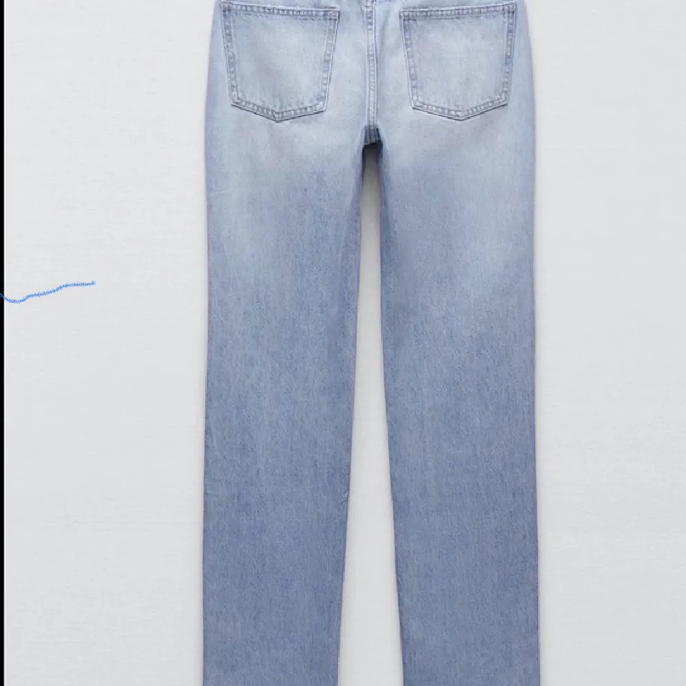 Säljer dessa jättefina byxor ifrån zara i storlek 36, säljer dom då dom inte kommer till användning längre men dom är i bra skick. 100+frakt.. Jeans & Byxor.