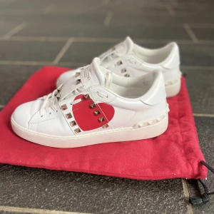 Valentino sneakers  - Funderar på att sälja min unika och så snygga skor från Valentino då dom är på gränsen till för små. Limited edition och relativt svåra att få tag på. Nypris runt 8000kr. Använda max 8ggr så i superfint skick!