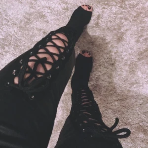 Byxor med snören  - Byxor i god skick, nästan som nya.