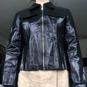 Skinnjacka, vårjacka läder - Asså 😍BOMB skinnjacka från Only. Tunn men varm, perfekt till våren. Har en asball lite styv form (fast ändå mjuk på kroppen) och så cool glansighet på lädret! Som en blandning av skinn och vinyl? Helt galen. Strl L men sitter såhär på mig (jag är S) ✨