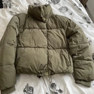 Kort pufferjacka  - Matt/grön jacka från Zara strl M. Lite använd så är som ny i skicket. 