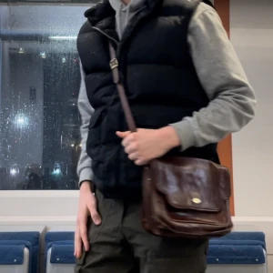 Axelremsväska, äkta läder - Cross body axelväska i äkta läder från the bridge, köpt på myrorna, lädret är lite skrynkligt men ingen missfärgning eller repor. Hör av dig ifall du undrar något! 😄