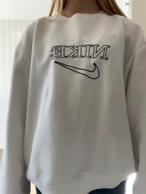 Nike Tröja - En snygg vit Nike tröja, som är använd några gånger men inget som syns. Köpare står för frakt❣️