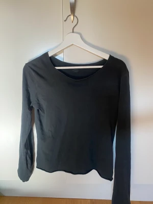 brandy melville tröja - Svart tröja från brandy som inte längre kmr till användning 💕passar allt från xs-m