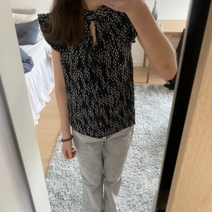 Karen millen topp - Säljer min så fina topp från Karen Millen! Köpt för ca 2 år sen men använd få gånger