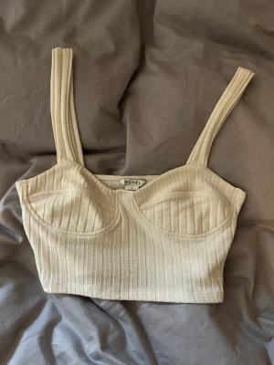 Somrigt linne - Somrigt linne från monki strl s. Knappt använd då banden är något långa, men detta är såklart bara att sy in. Säljer för 50kr.