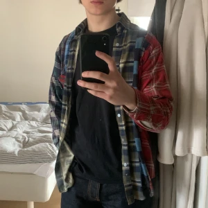 Needles flanellskjorta - Denna fina flanellskjorta har tyvärr blivit för liten för mig. Den är storlek XS men sitter betydligt större. Ett litet hål på vänstra ärmen som går lätt att fixa hos skräddare. Puss