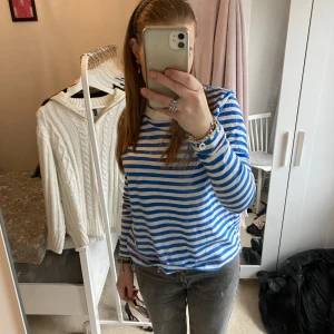 Randig tröja - Långärmad blå vit randig tröja. Använd 1 gång och är som nyskick. Köpt för 180 kr.