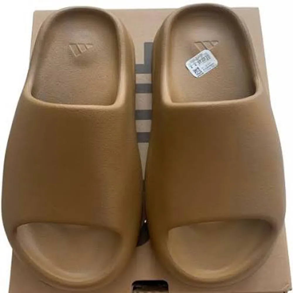 Äkta Yeezy slides  Kvitto finns  Strl 38. Skor.