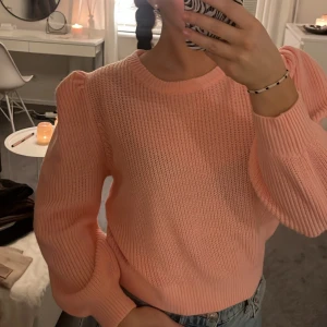 Stickad tröja - En rosa stickad tröja. Fint skick och bara använd få gånger. Pris kan diskuteras.