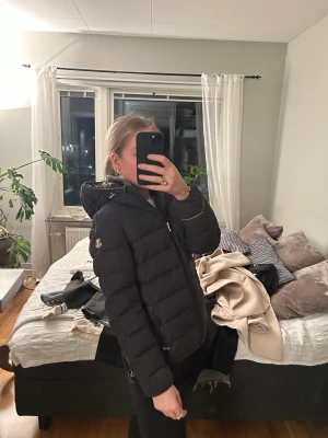 Dunjacka ifrån Dolomite  - Säljer min fina vinterjacka ifrån dolomite! Och hoppas att en ny ägare blir lika nöjd som jag varit! 🫶🏼