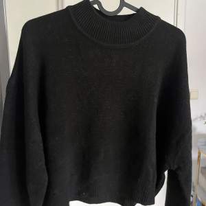Så snygg svart stickad tröja från hm! Tröjan är i storlek M och knappt använd! ❤️