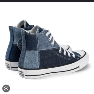 Denim convers - Snyggggaste conversen men säljer eftersom jag vill ha ett par andra skor. Älskar dessa och de är ganska använda där av priset men bra skick, (skickar bild privat på mina) nypris var ca 800kr