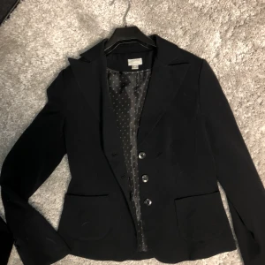 Kavaj - Svart kavaj i st 38