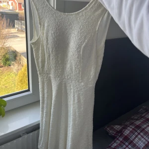 Vit klänning - Superfin vit klänning i spetsöverdrag. Skön och stretchig. Använd en gång på en skolavslutning. Skulle passa toppen till en student. Finns inlägg till brösten så bh-problemet är löst 😉😎💞