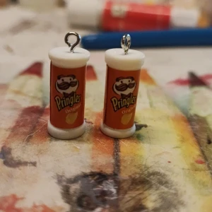 Pingels örhängen - Orangea pingels rör.perfekt för mysiga mys