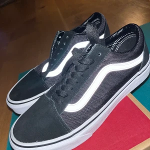 Vans Old Skool - Säljer ett par helt nya/oanvända Old skool vans i storlek 39 (unisex) Finns att hämta i Sthlm eller köparen får stå för frakt 📦 