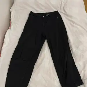 Ett par fina mom jeans som använts flitigt men inga defekter förekommer  Köpare står för frakt 