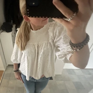 Blus - Min fack blus men säljer för att jag är sugen på att köpa en annan liknande! Har andvänt den få ggr så inprensip ny Ny pris: 400💘