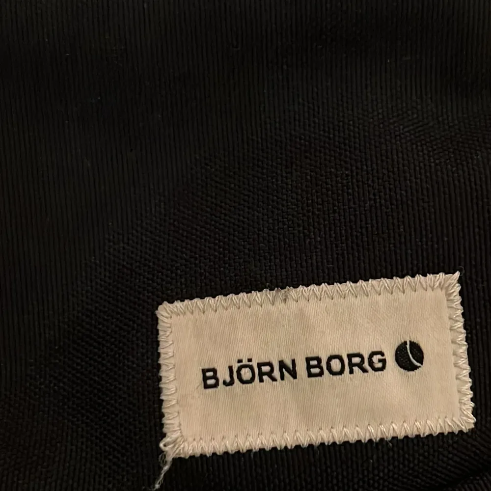 Svart Bum-Bag från Björn Börg. Jättebra skick!! Justerbar axelrem. Ett innerfack + ett ytterfack att ha accessoarer/saker i. . Väskor.