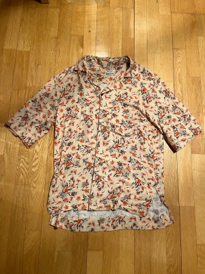 Acne Studios Short Sleeve with floral print - Acne Studios kortärmad skjorta med blommigt mönster.  Sample.