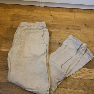 Linné byxor från J.Lindeberg - Linnebyxor från J.Lindeberg. Använda ca 10 gånger men används inte längre. Snörning i midjan. Regular fit.