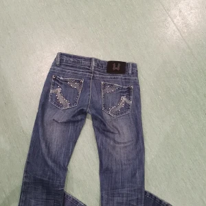 Super fin low midja jeans - I mycket bra skick .72 midjä och 105 längth