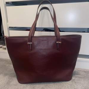 Burgundy väska från Don Donna. Knappt använd, så inga synliga defekter. Väldigt rymlig med 2 st innerfickor. Tryck gärna på Köp nu 🥰