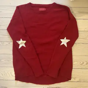 Jättefin stickad tröja från Zadig Voltaire i 100% kashmir med stjärnor på armbågarna. Storlek s. 