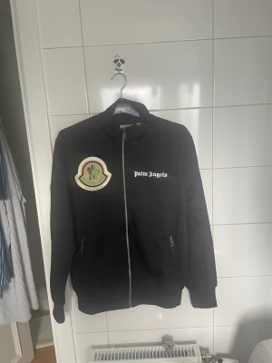 Moncler zip tröja - Skit bra skick, använd några gånger, vid snabbaffär 2300