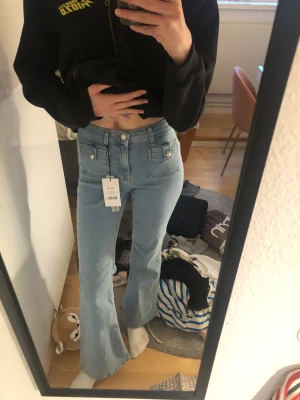Y2k jeans  - Säljer dessa super fina y2k lågmidjade flare jeans från nakd! Jag är ca 1,75m! Modellen har storlek 44 typ så det är inte dem jag har på bilden! 💘 aldrig använda, lappen kvar! Ord. Priset är 350kr!