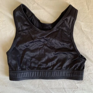 Svart topp  - 15kr+ frakt, endast använd ca 1 gång 