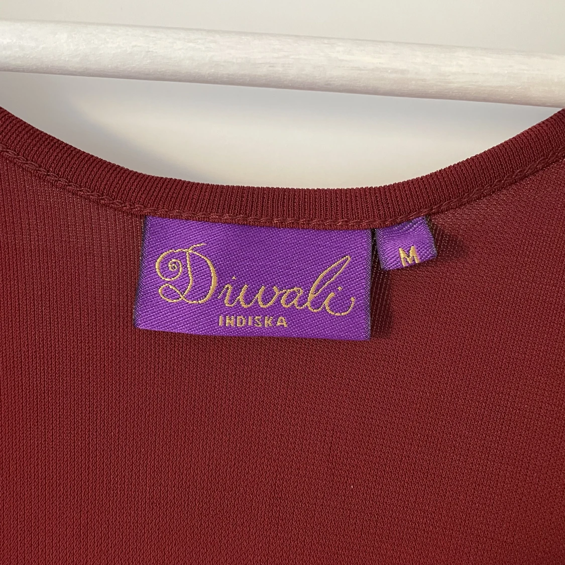 Kort mörkröd klänning  - 91