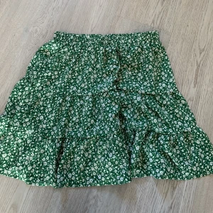 Grön kjol - Somrig grön kjol som aldrig kommit till användning. Storlek L men mer som M. 