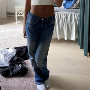 Vintage Levis 501  - säljer mina vintage Levis 501 😇 Storleken va lite stor för mig då har sytt in dem i midjan. Men kan vara sprättas upp om man vill!!🥰