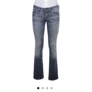 Säljer dessa jättefina lågmidjade jeans med raka ben från Hugo boss då de är för små för mig. De är i ny skick och i storlek 38. Men jag skulle säga att de är storlek 36-34.💗